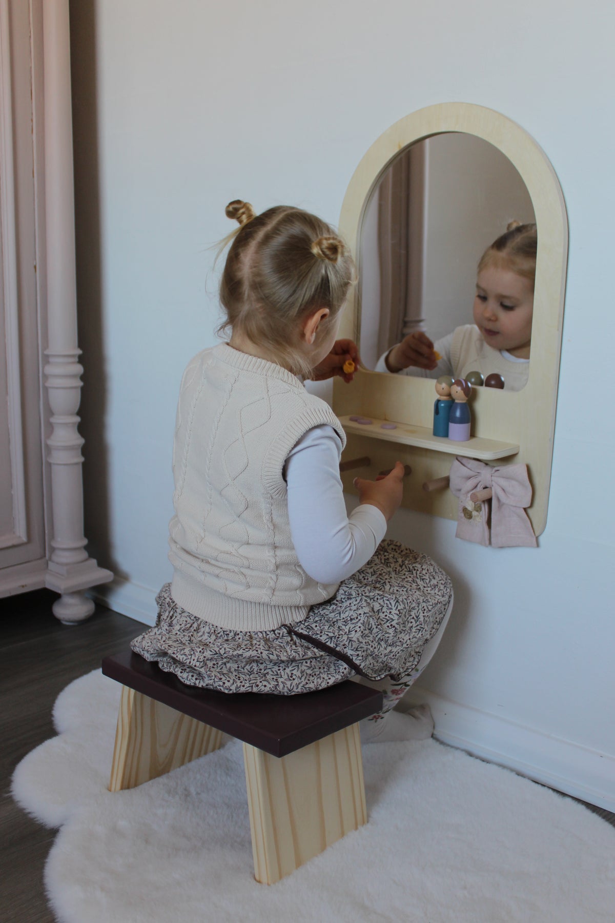 Børnespejl m. knager & skammel fra Hemmingsen Kids