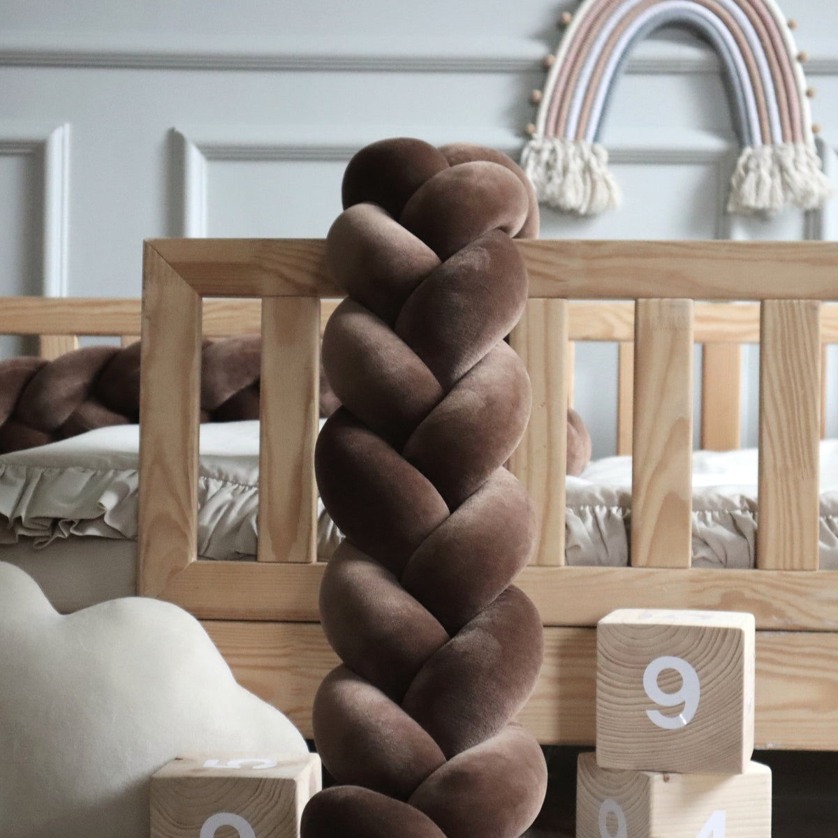 Sengerand, 3-strenget fletning- chokolade brun fra Hemmingsen Kids