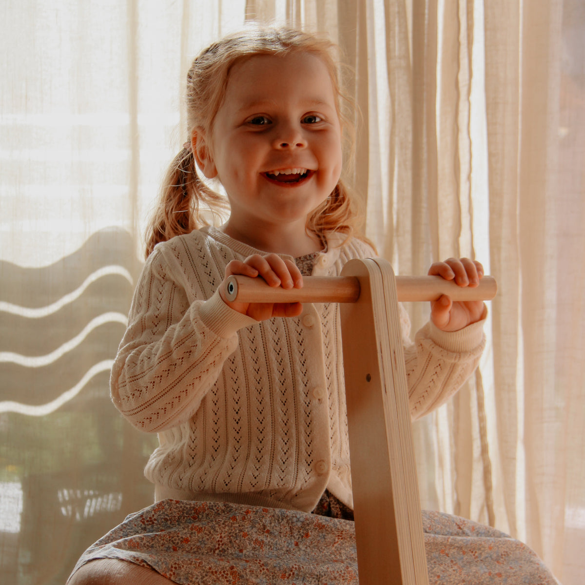 2-i-1 gåvogn & løbecykel i træ fra Hemmingsen Kids, billede 5