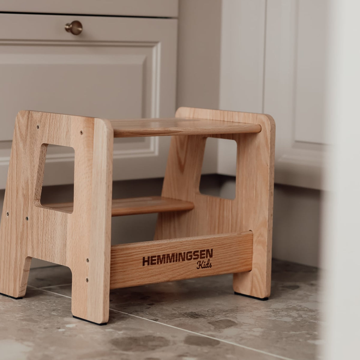 Børneskammel i egetræ fra Hemmingsen Kids, billede 3