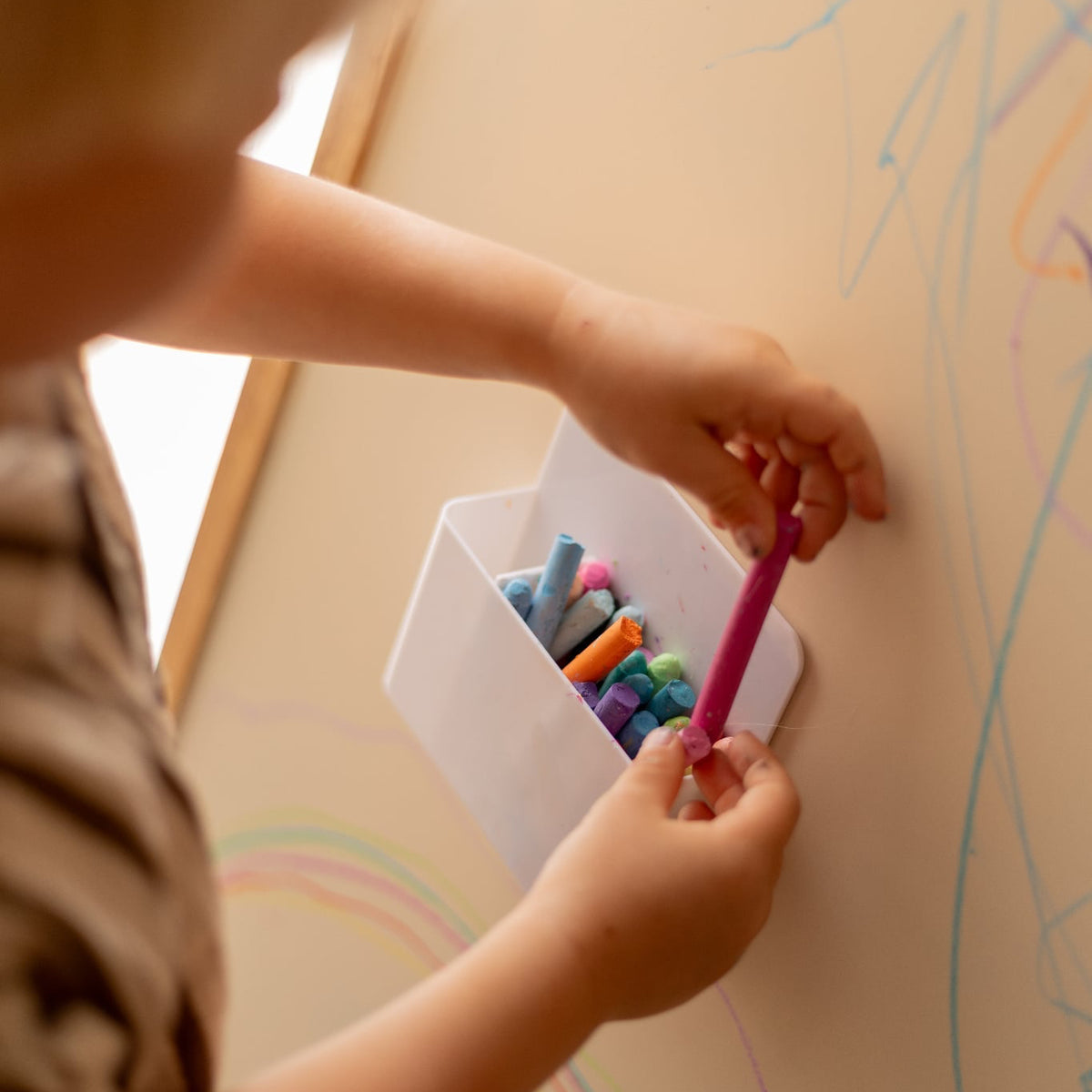 Magnetisk penneholder – Smart tilbehør til magnettavlen fra Hemmingsen Kids