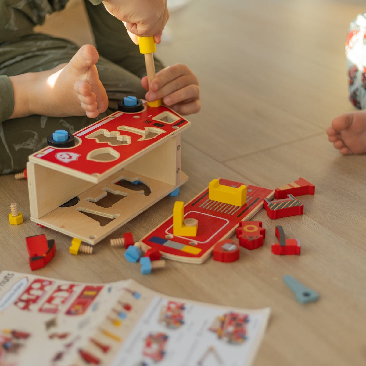 Brandbil i træ med værktøj – byg selv fra Hemmingsen Kids, billede 4