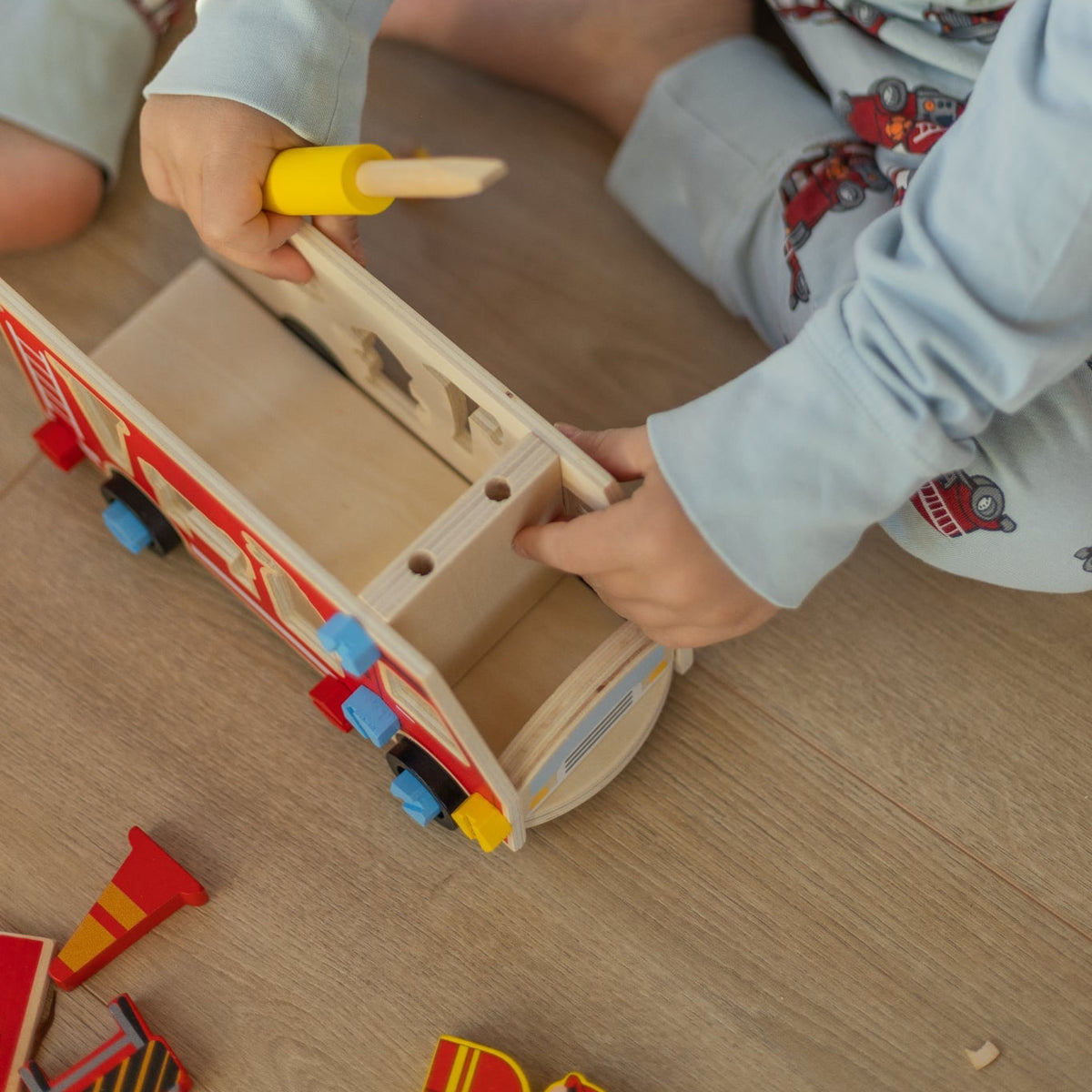 Brandbil i træ med værktøj – byg selv fra Hemmingsen Kids, billede 2