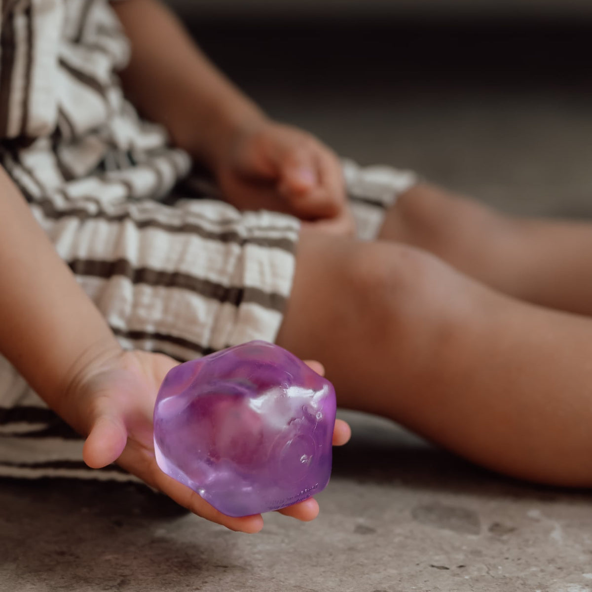 Squishy Ice Cube – Blød Stressbold med Isterning-look fra Hemmingsen Kids, billede 2