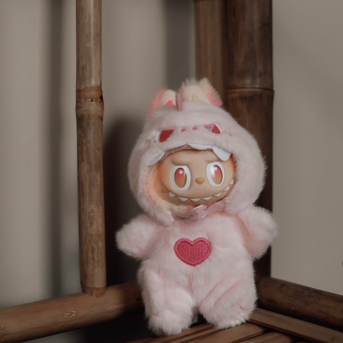 Labubu outfit – blødt dino-kostume fra Hemmingsen Kids