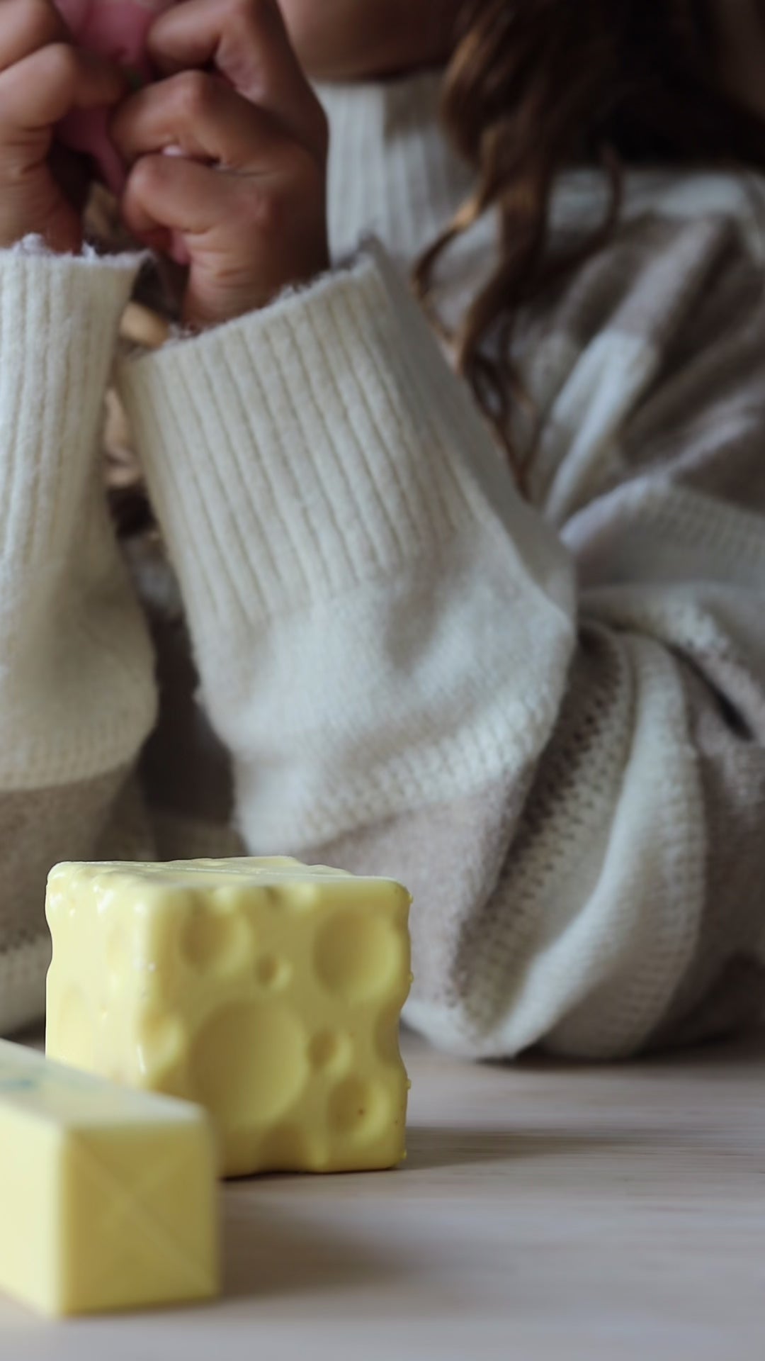 Indlæs video: Strawberry Squishy- Blødt stresslegetøj