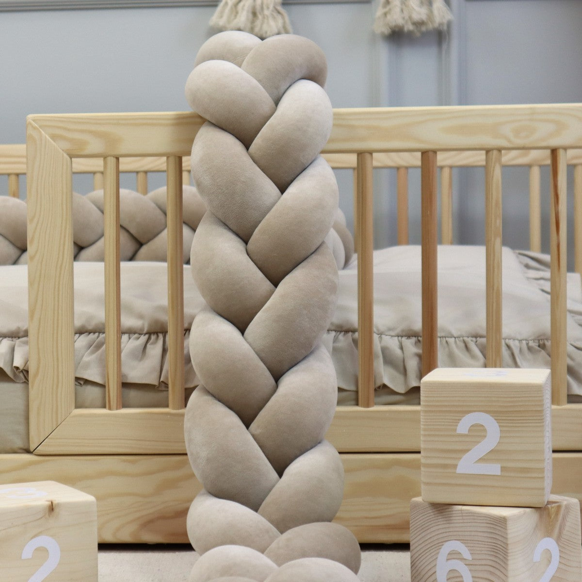 Sengerand, 3-strenget fletning- Mørk Beige fra Hemmingsen Kids