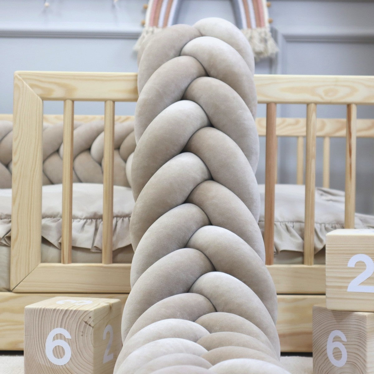 Sengerand, 5-tråde fletning Mørk Beige fra Hemmingsen Kids